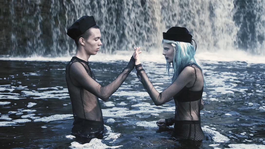 Modell Alexandra Elizabeth Ljadovi filmi pilt stseenist, kus kaks armunud mängivad veega Jägala joa juures