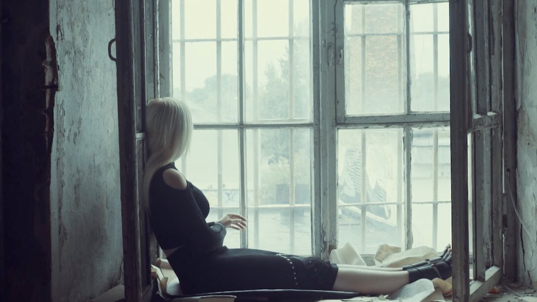 Eesti Laulul osalenud laulja Desiree Mummi pilt muusikavideost, kus näitleja istub aknalauapeal ja vaatab kaugusesse